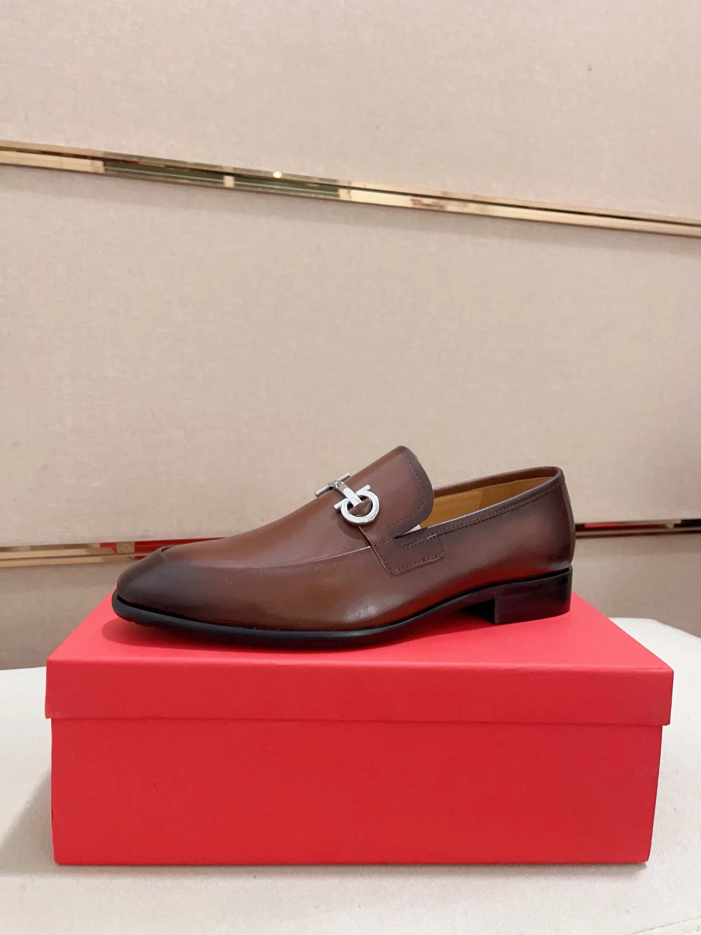 Men's shoes💰: 540💰 High version Ferragamo quality! 🆕🆕Exclusive hot-selling products in stock🔥🔥New products on the shelves, high-quality shoes, high-end driving shoes, with complete packaging! 💪 💪 Material: imported patented cowhide 🐂 + imported high-quality water-dyed cowhide lining + wear-resistant outsole 👍🏻👍🏻 Features: high-end and comfortable, purely handmade 🚀 🚀 Create the perfect shoes that suit you best 🔥 🔥 Size: (38-44) Can be customized 45 non-returnable!